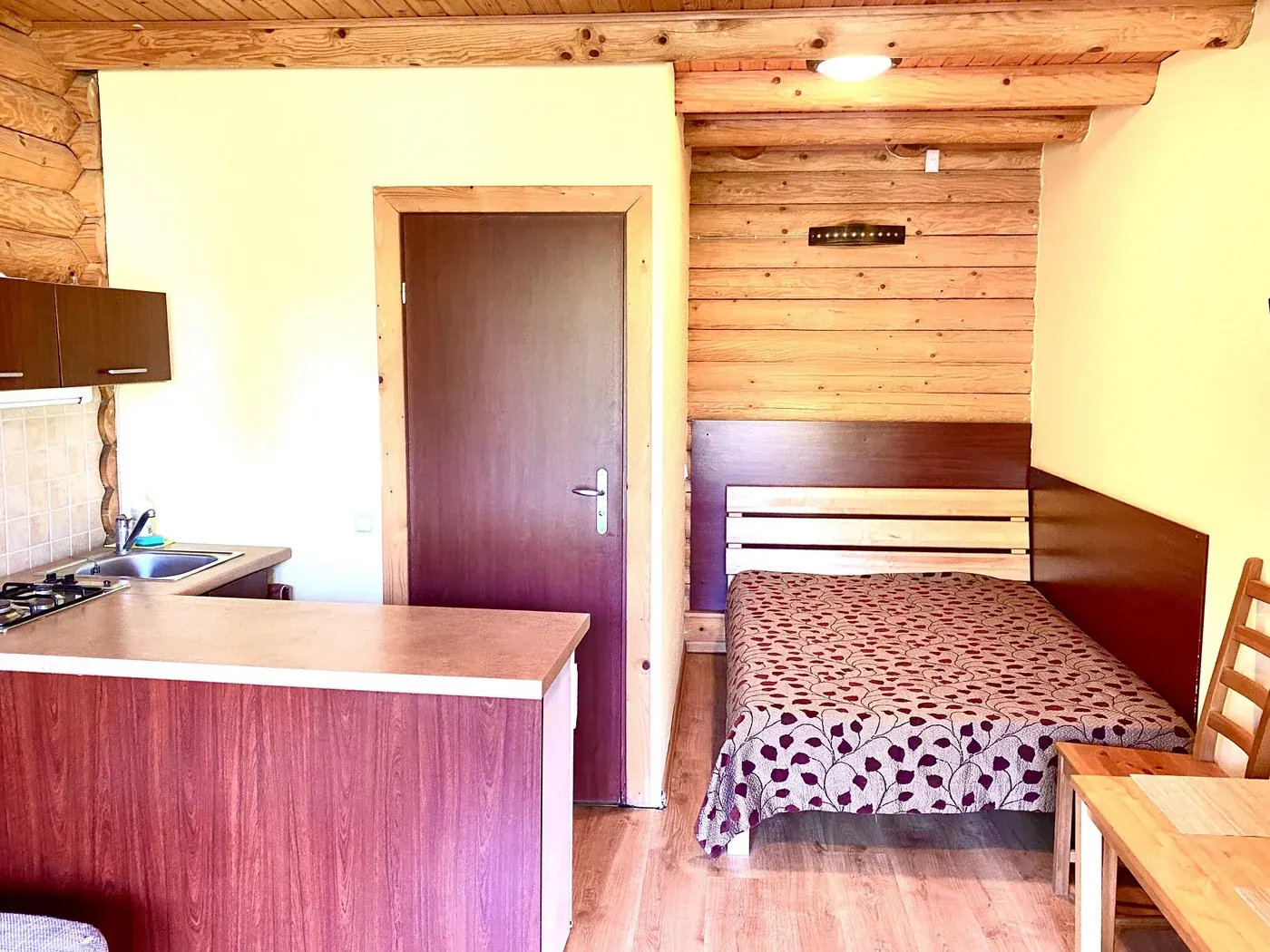 Keturvietis mažas apartamentas – miegamasis su virtuvėle