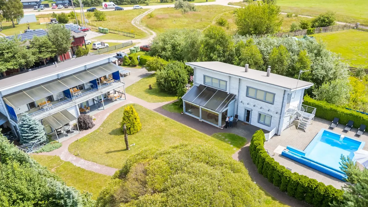 Apartamentų teritorija iš paukščio skrydžio Šventojoje – žalia aplinka ir sodas