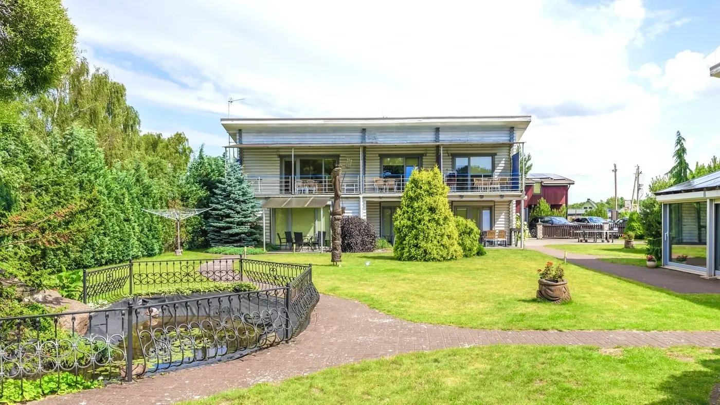 Tvenkinys ir sodas apartamentų kieme Šventojoje