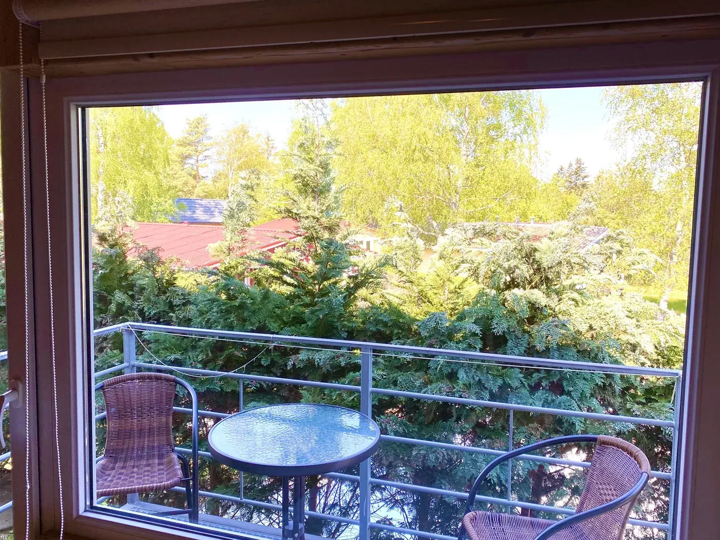 Trivietis apartamentas – vaizdas pro langą į terasą