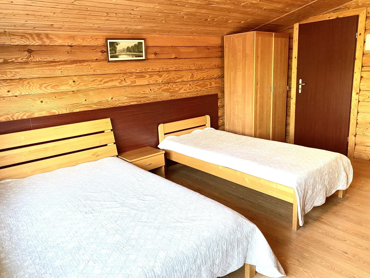 Trivietis apartamentas – miegamasis su dviem lovomis