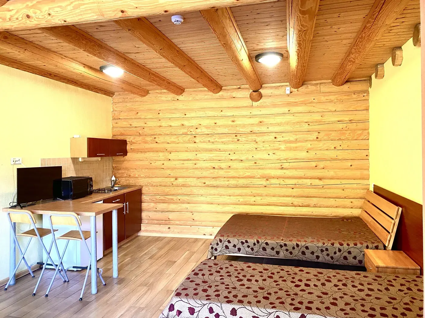 Penkiavietis apartamentas – virtuvėlė ir miegamasis