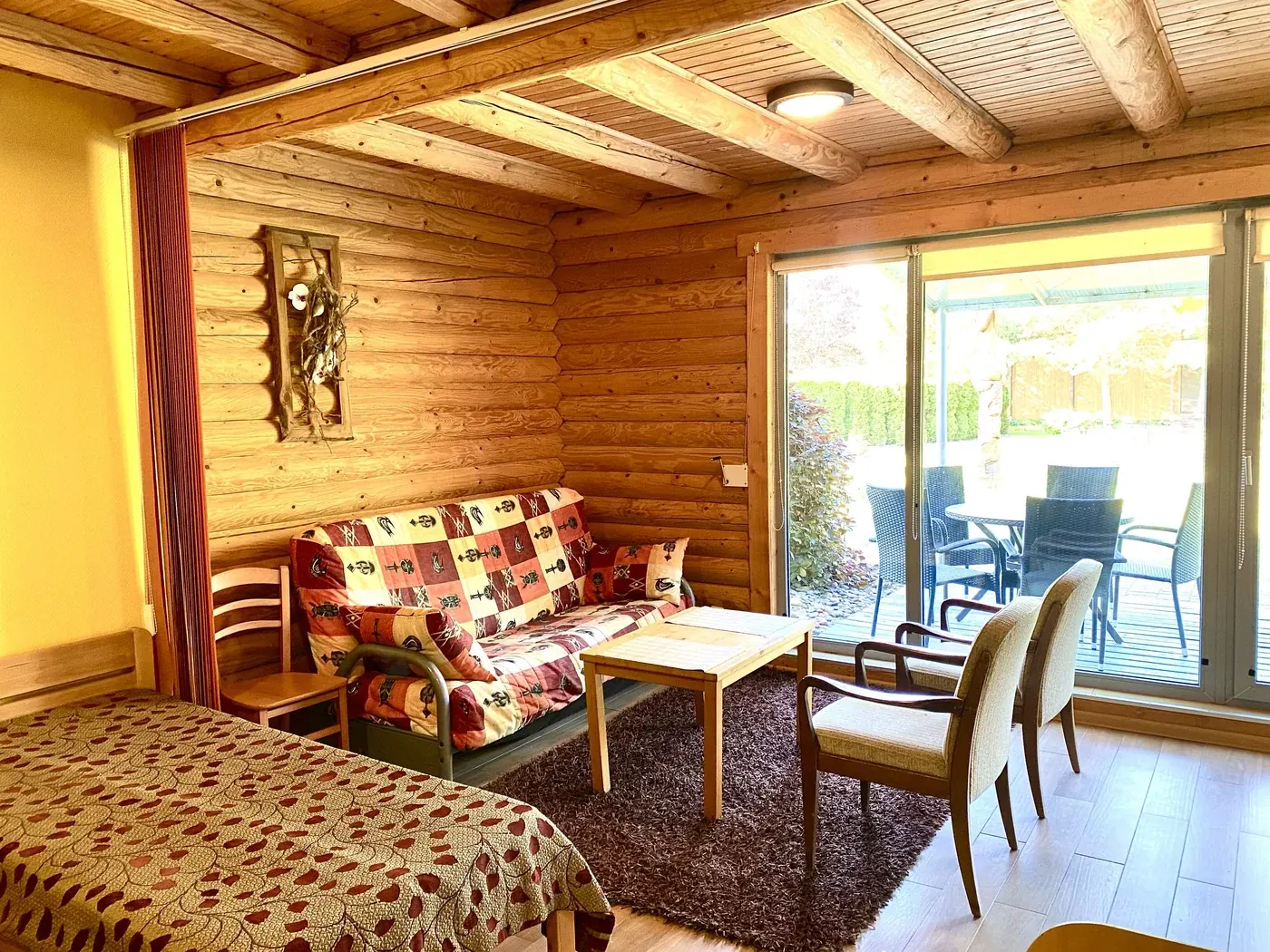 Penkiavietis apartamentas – svetainė su sofa ir lova