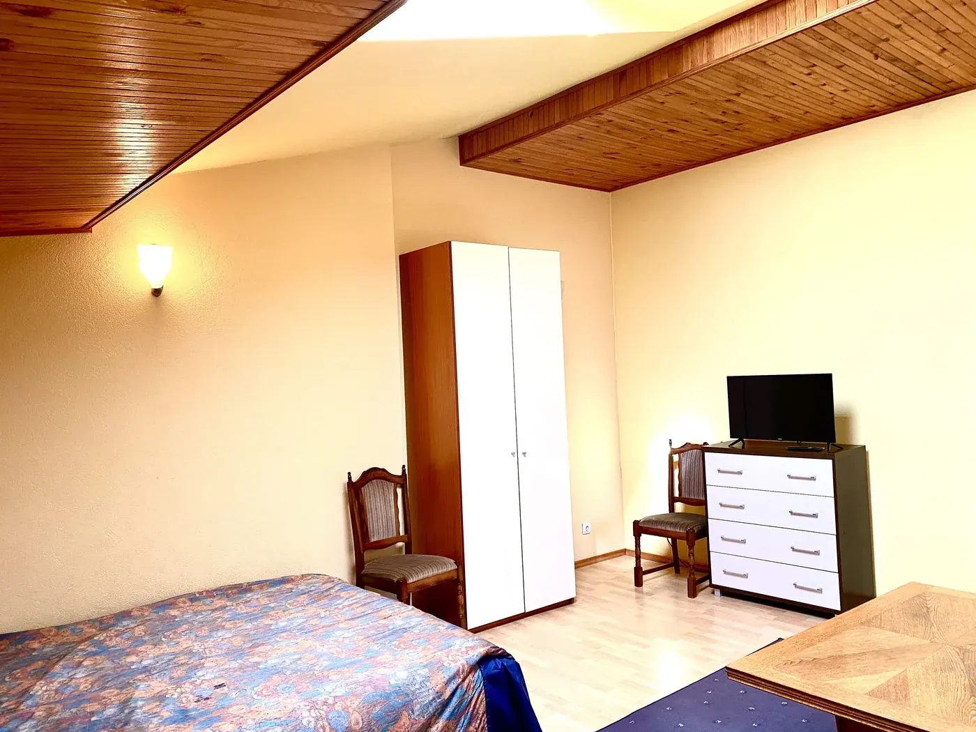 Aštuonvietis apartamentas – miegamasis su spinta ir TV