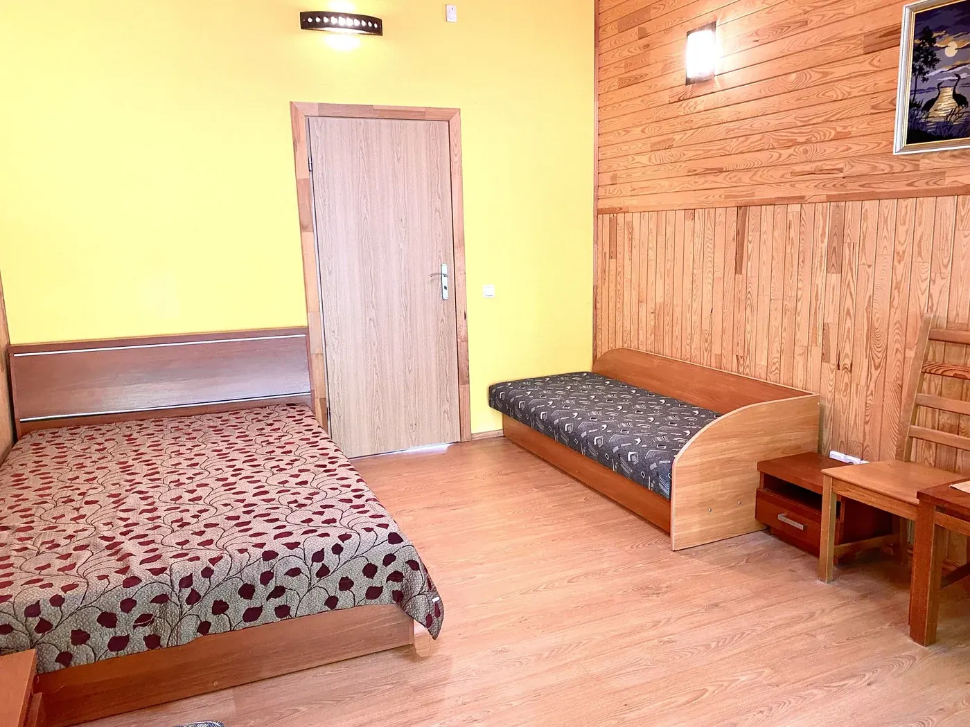 Keturvietis didelis apartamentas – miegamasis su dviem lovomis