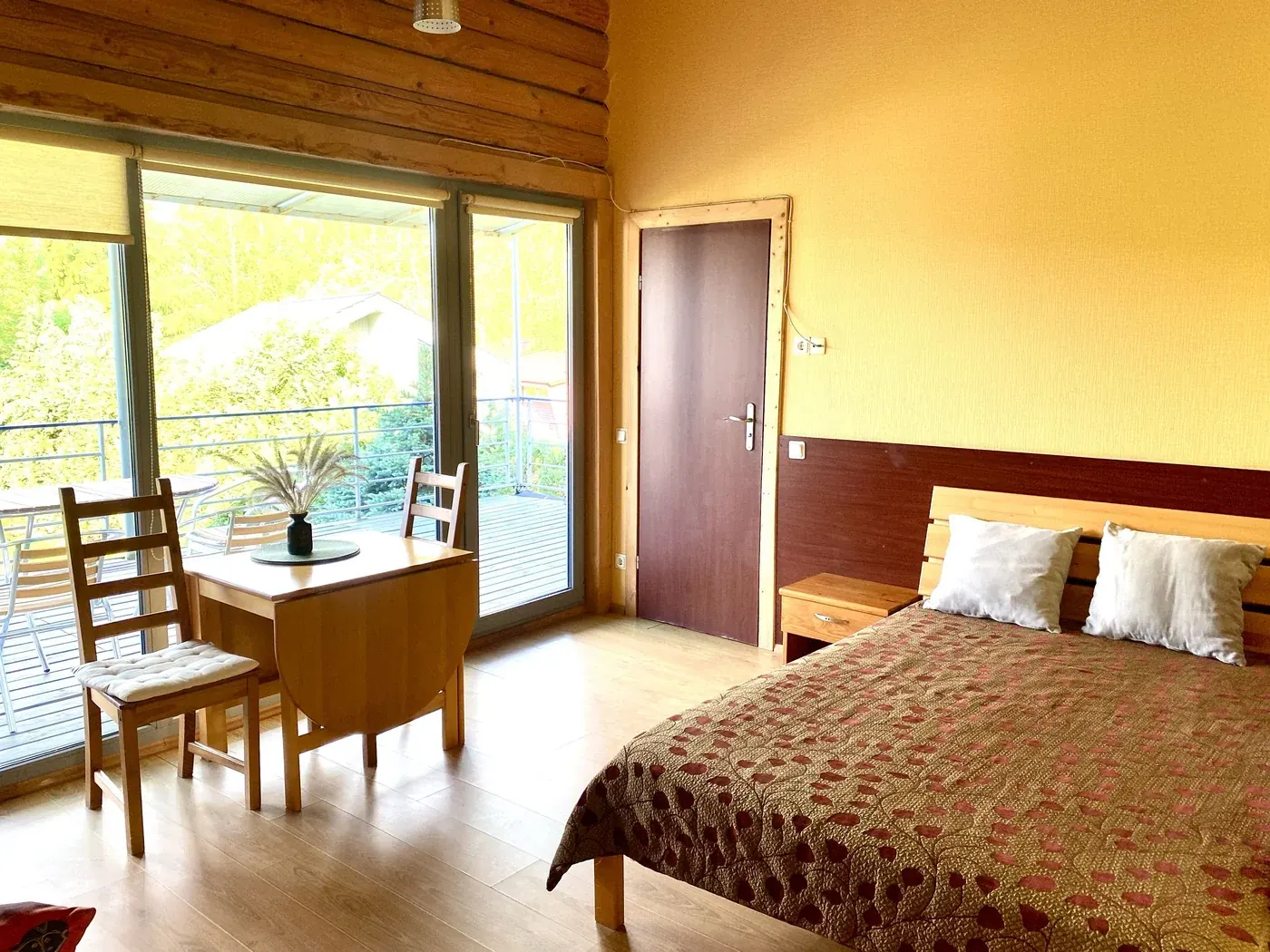 Keturvietis vidutinis apartamentas – miegamasis su terasa